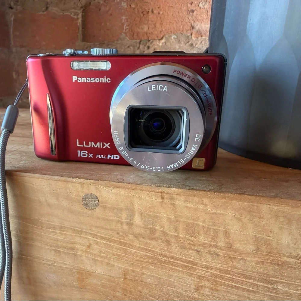 Excellent Condition: Panasonic Lumix digital camera with all accessories